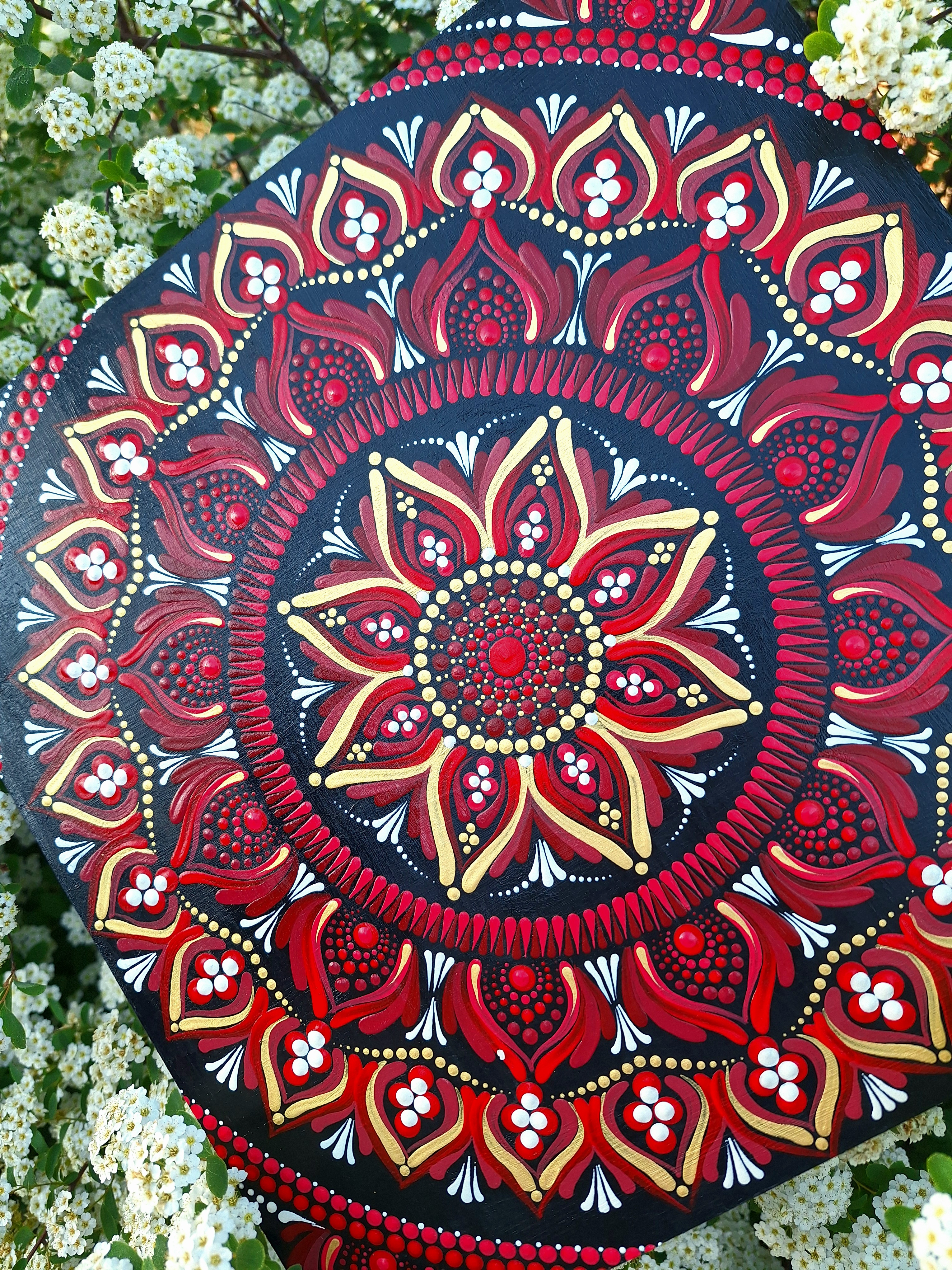 Gyökércsakra mandala - kézzel festett pontozott mandala 30×30 cm