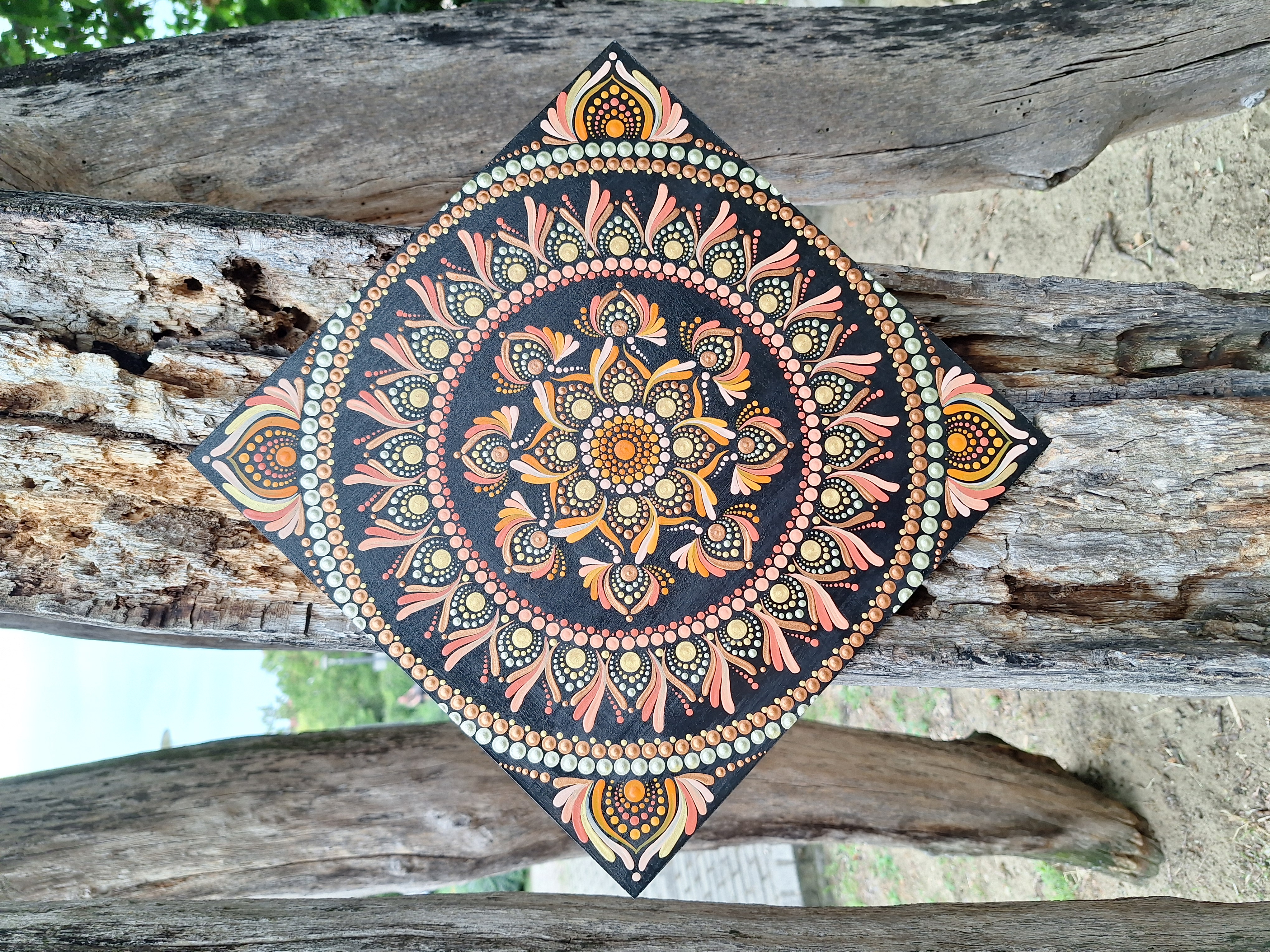 Narancs, szakrális csakra mandala - kézzel festett pontozott mandala 30×30 cm