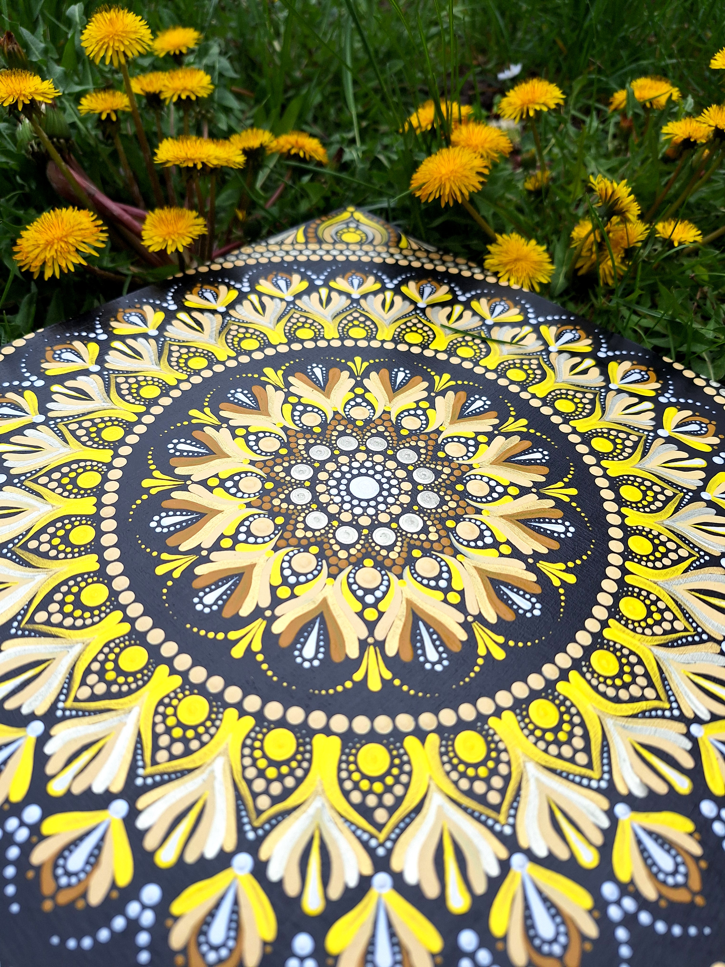 Napfonat-csakra mandala – citromsárga, kézzel festett pontozott mandala