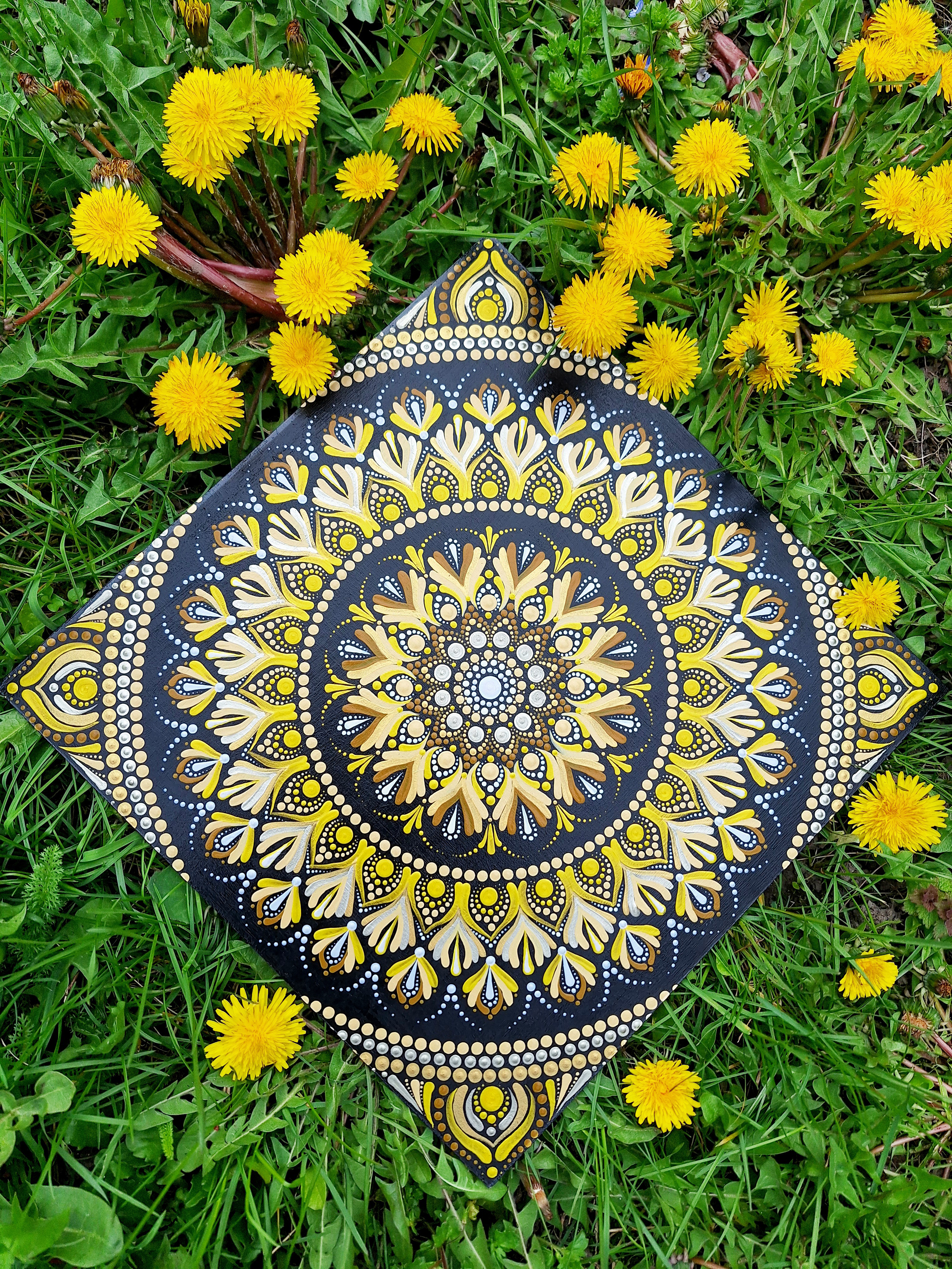 Napfonat-csakra mandala – citromsárga, kézzel festett pontozott mandala