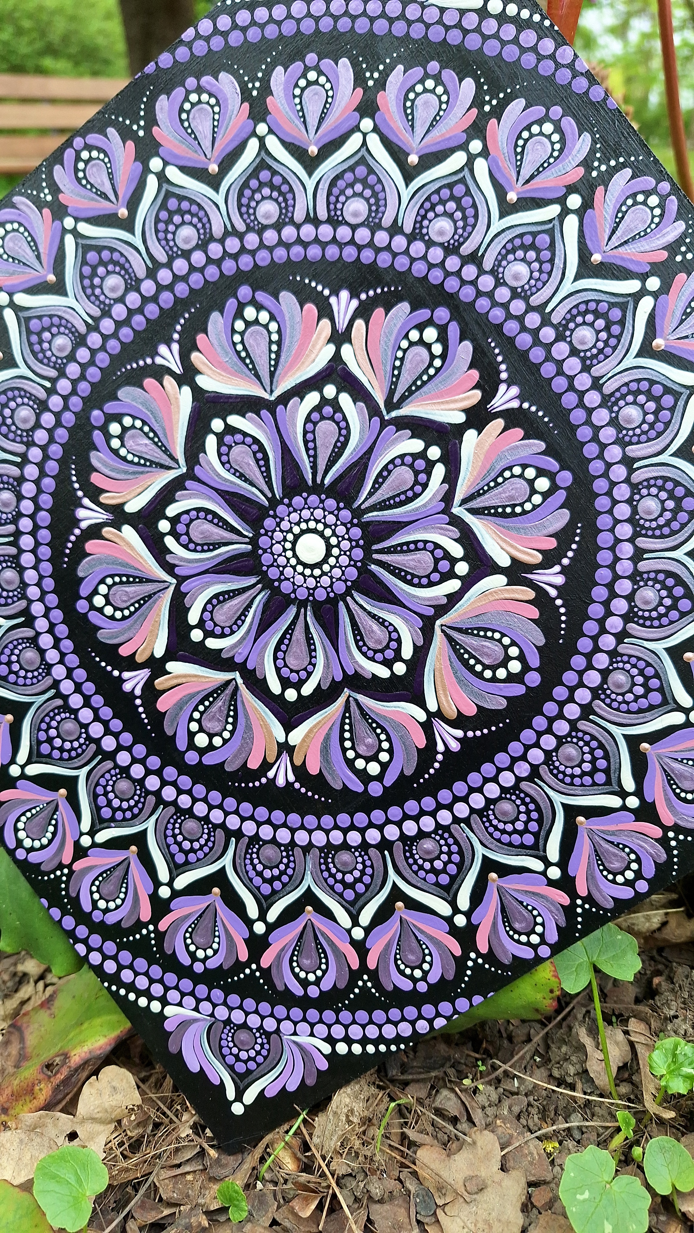 Koronacsakra mandala - kézzel festett, egyedi pontozott mandala