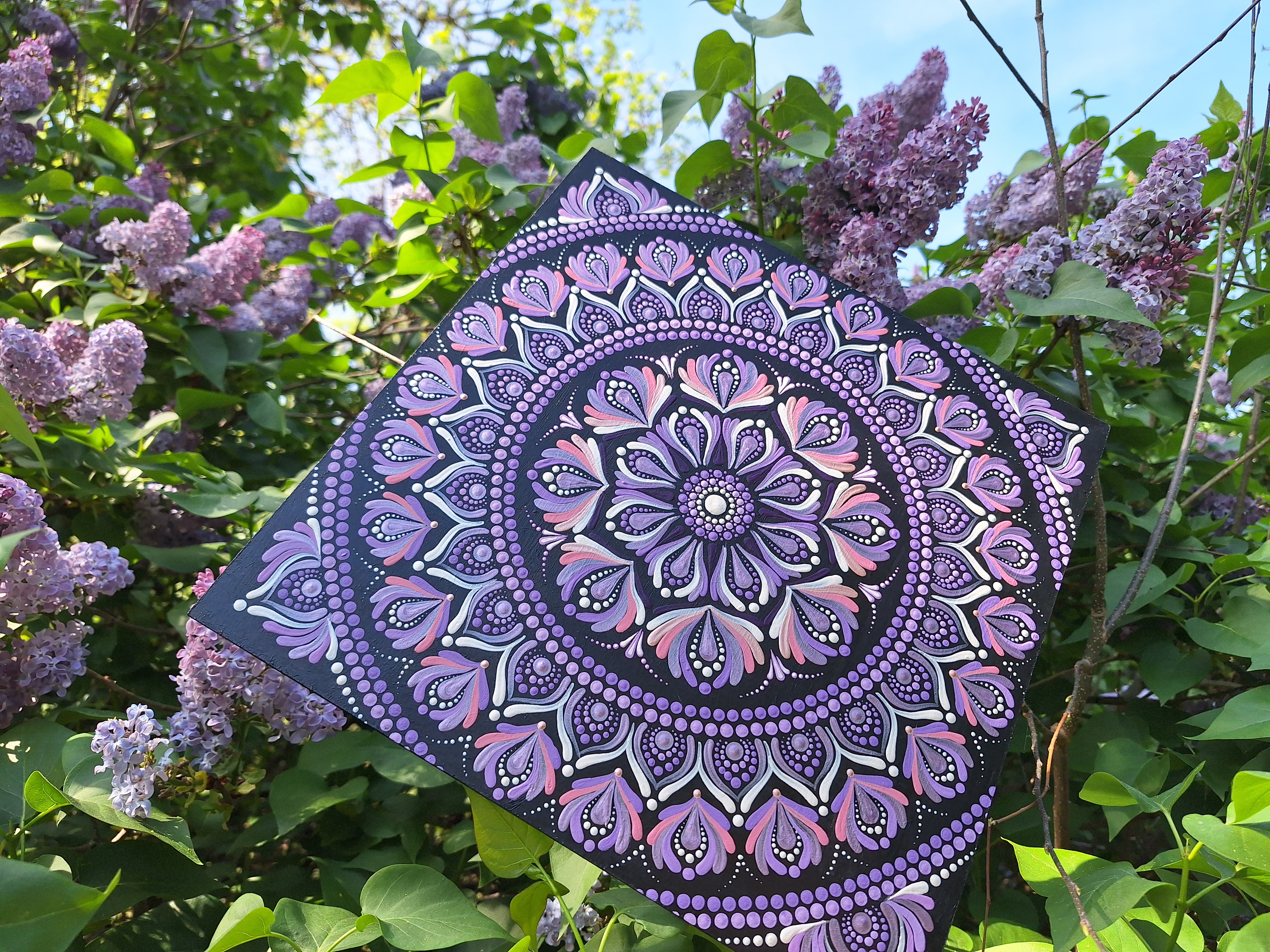 Koronacsakra mandala - kézzel festett, egyedi pontozott mandala