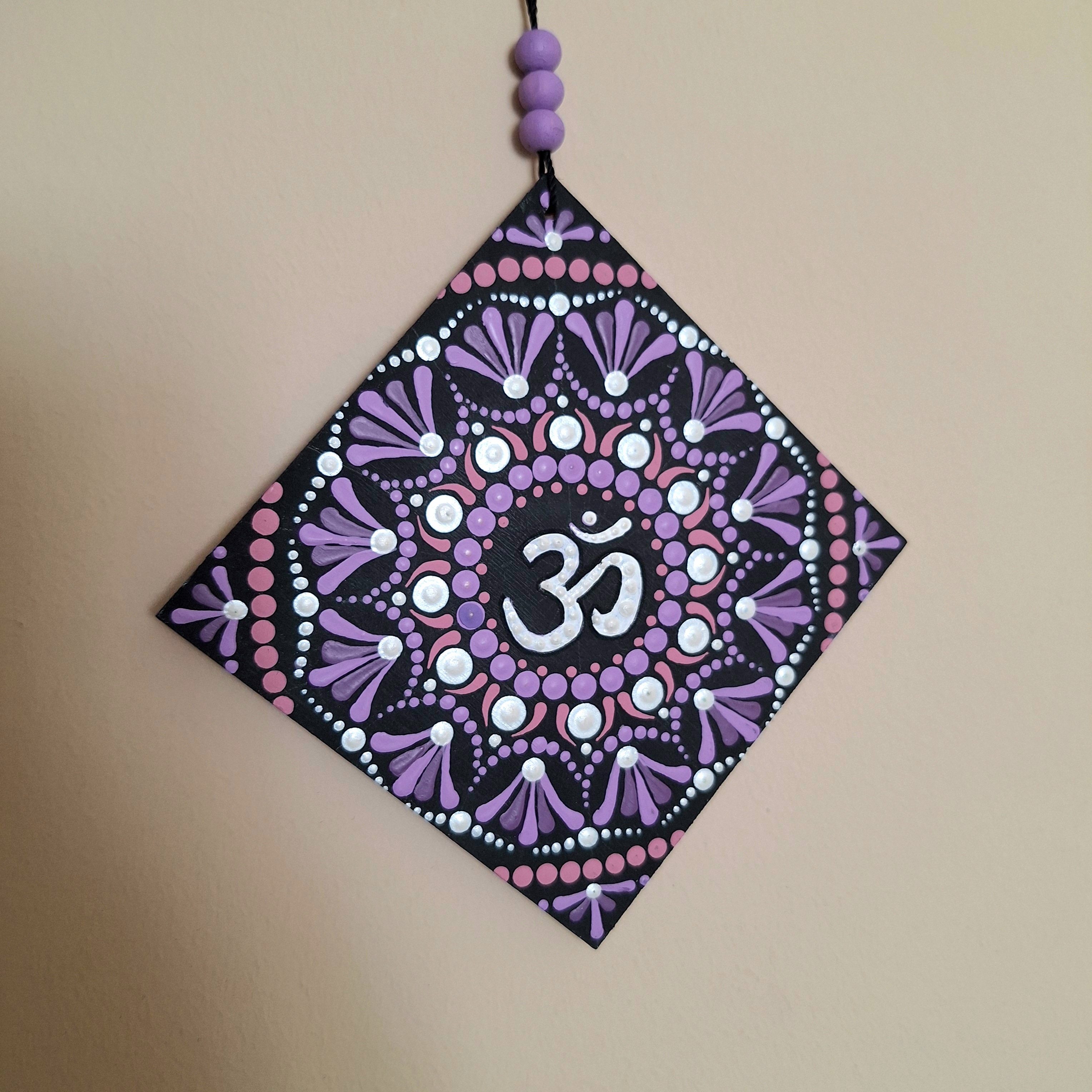 Lila Om mini mandala - kézzel festett, egyedi 10×10 cm-es falidekoráció