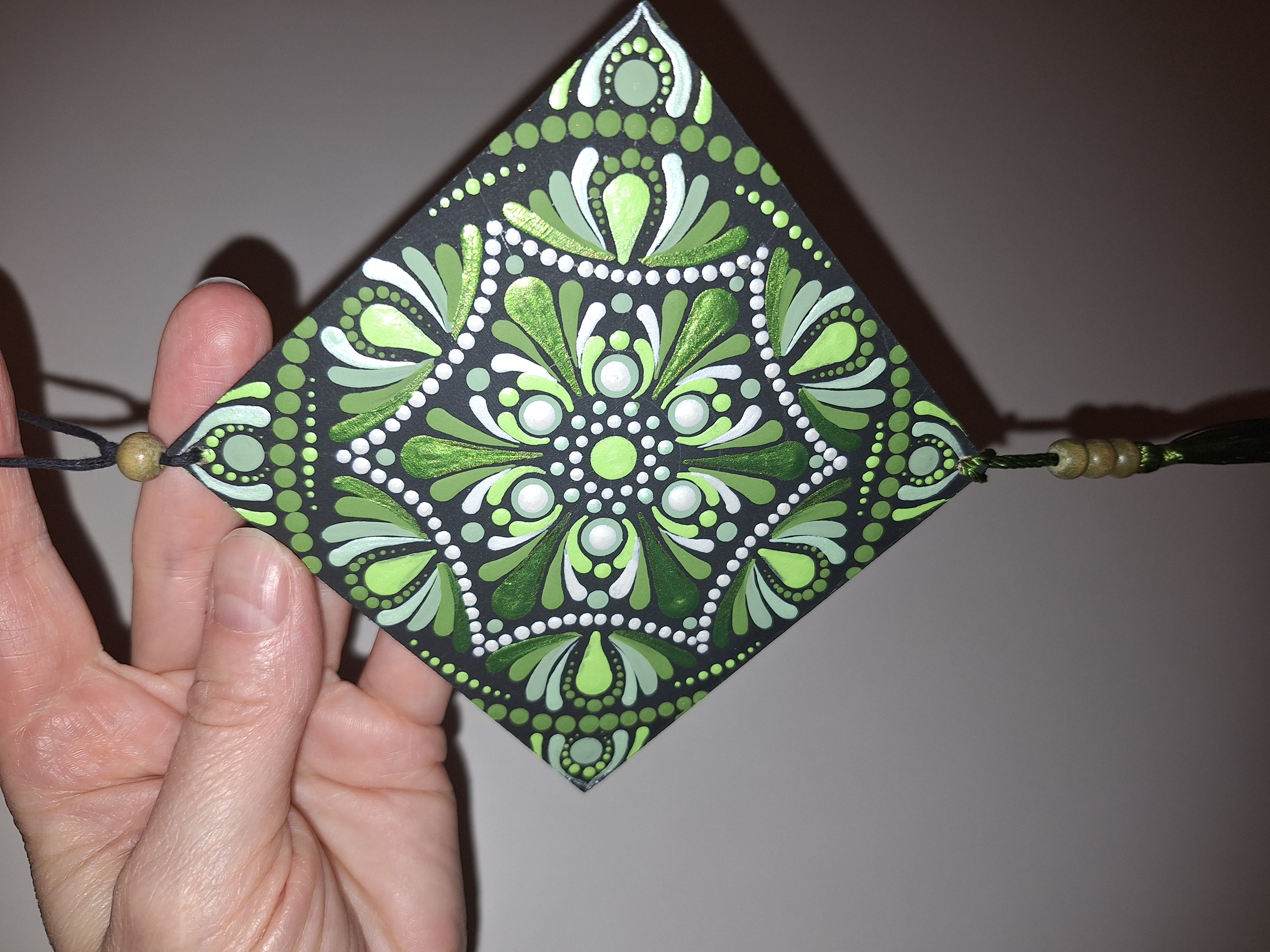 Zöld pontozott mini mandala - kézzel festett 10×10 cm-es falidekoráció