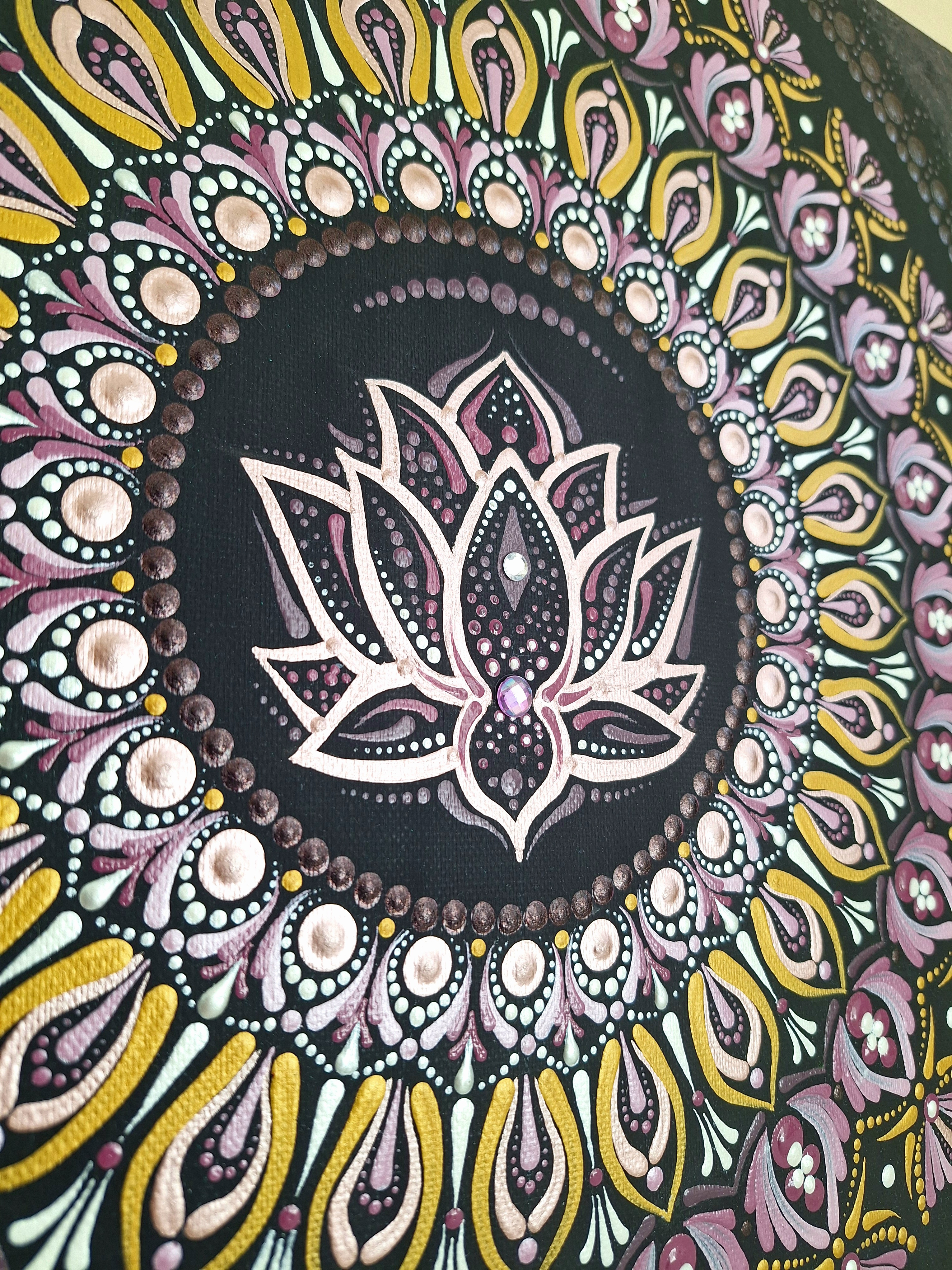 Lótusz ragyogás - kézzel festett, pontozott mandala 40 × 40 cm