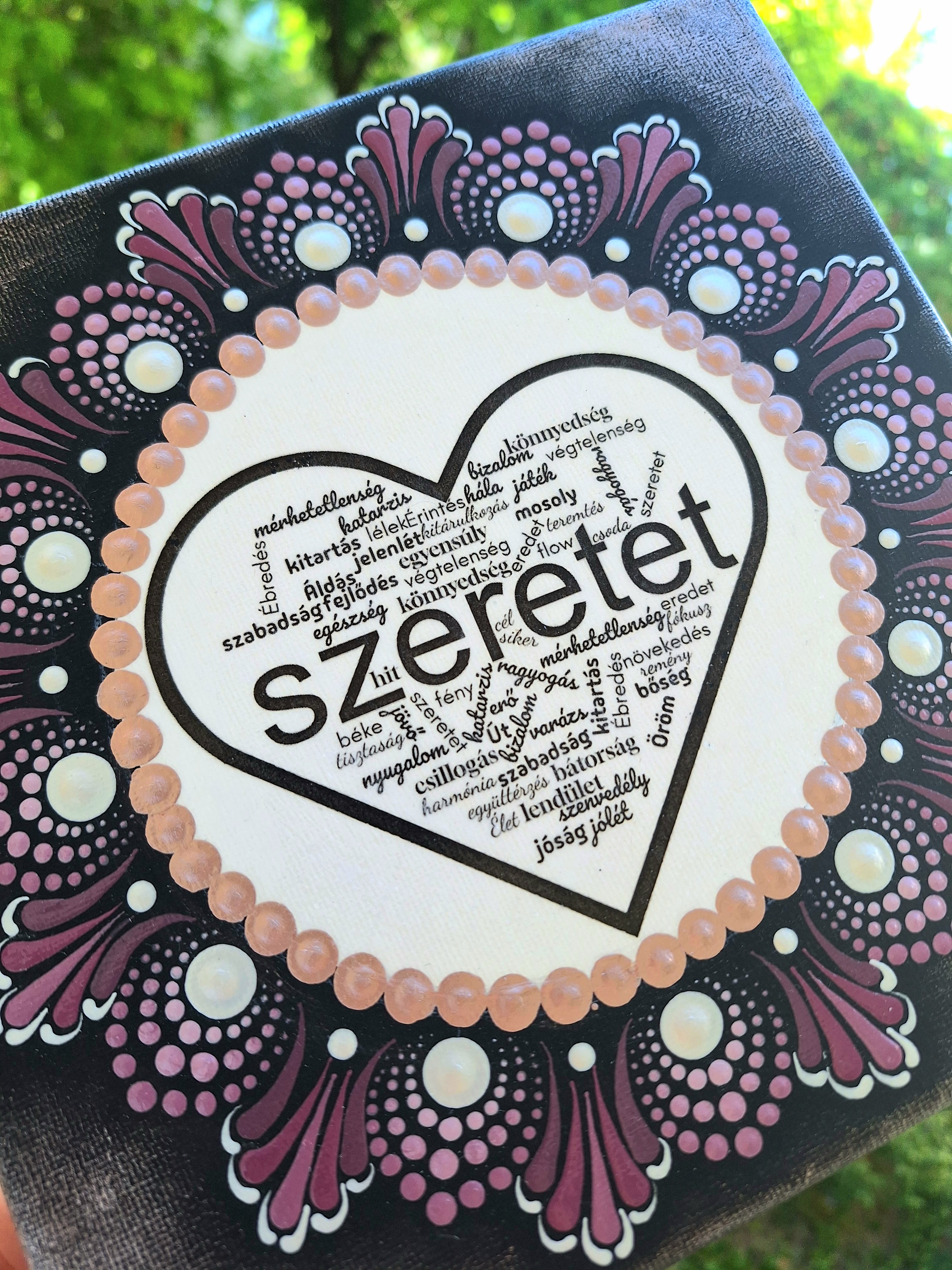 Szeretet mandala - kézzel festett, pontozott mandala 20 × 20 cm
