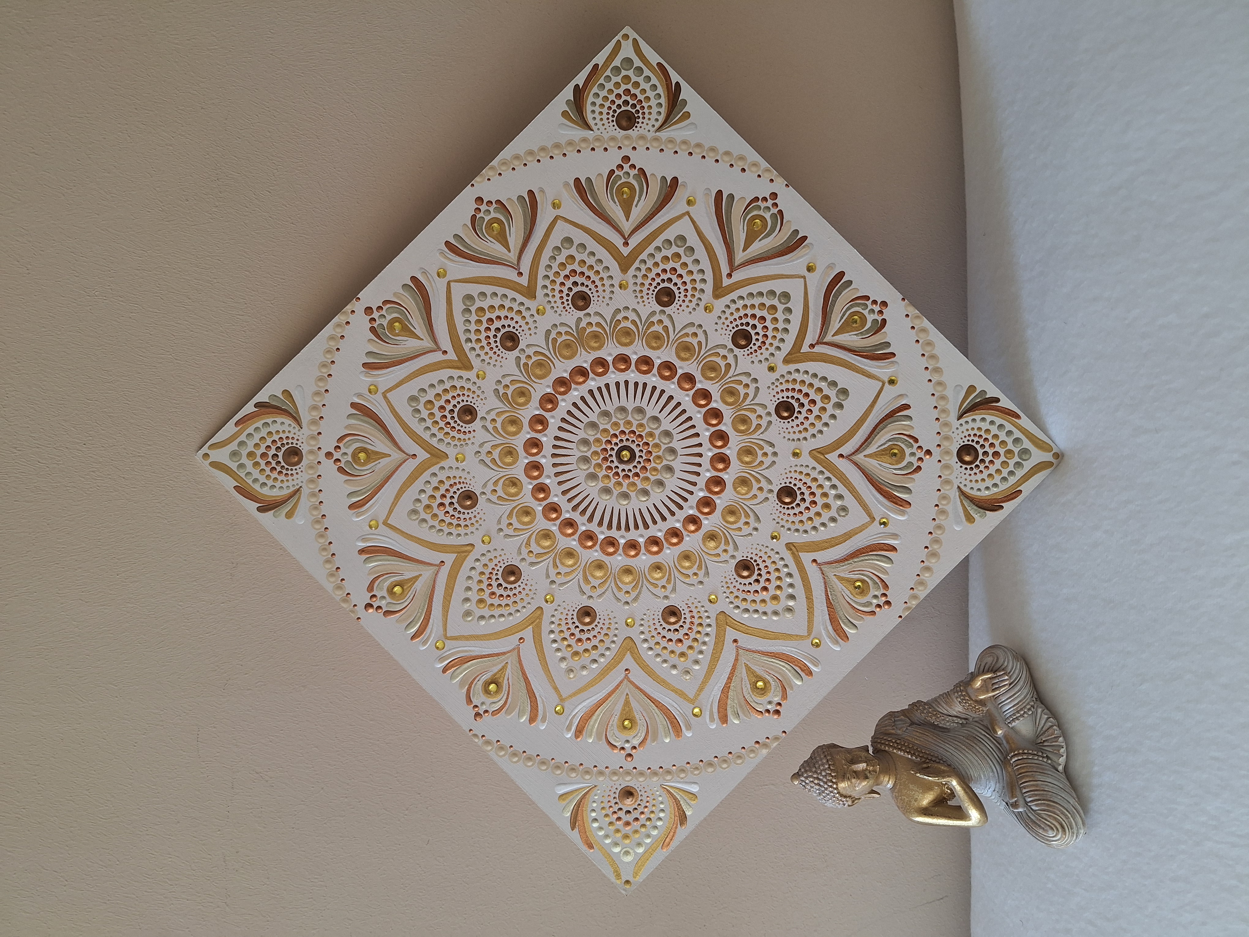Arany ragyogás mandala - kézzel festett, pontozott mandala