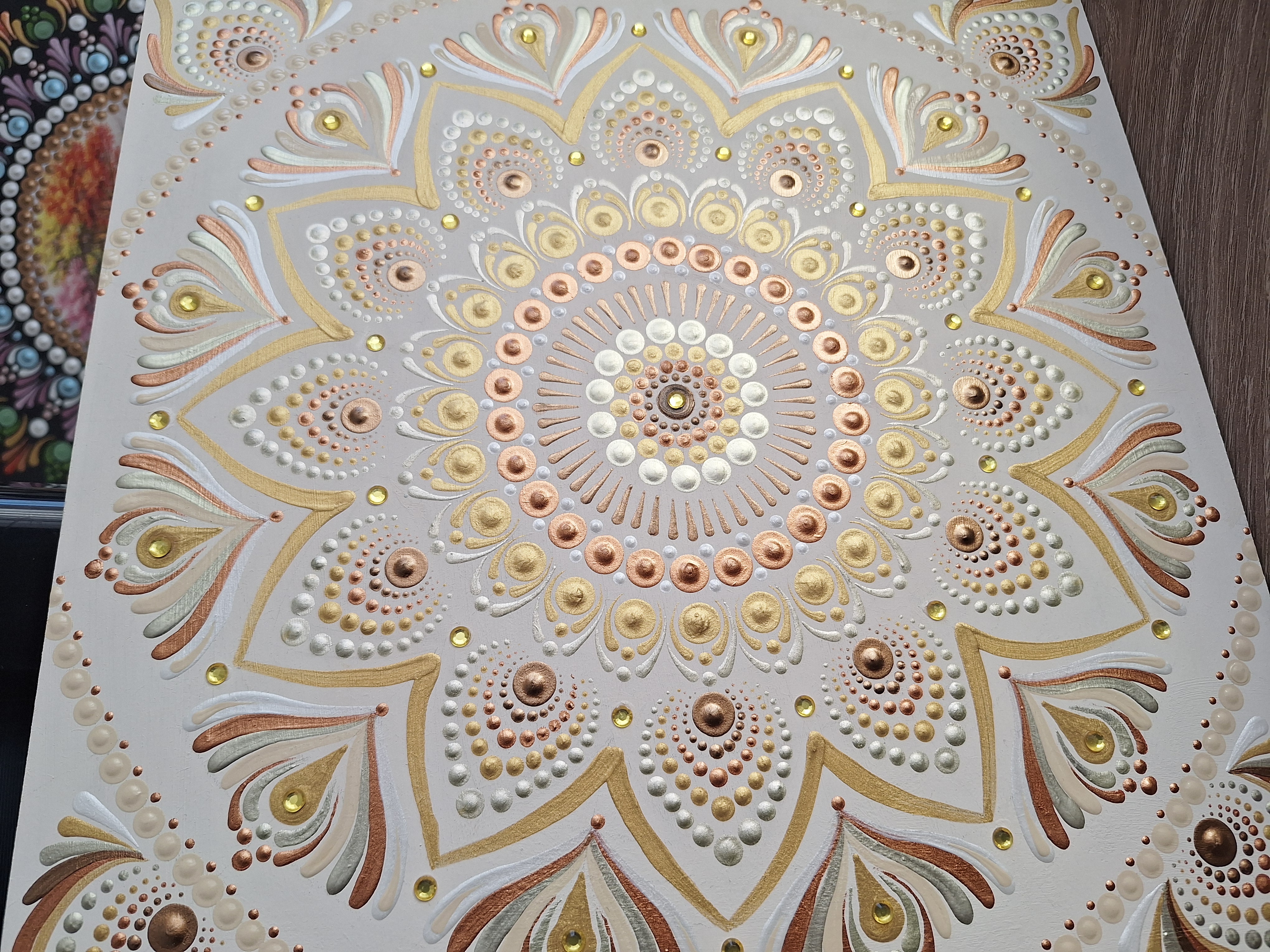 Arany ragyogás mandala - kézzel festett, pontozott mandala