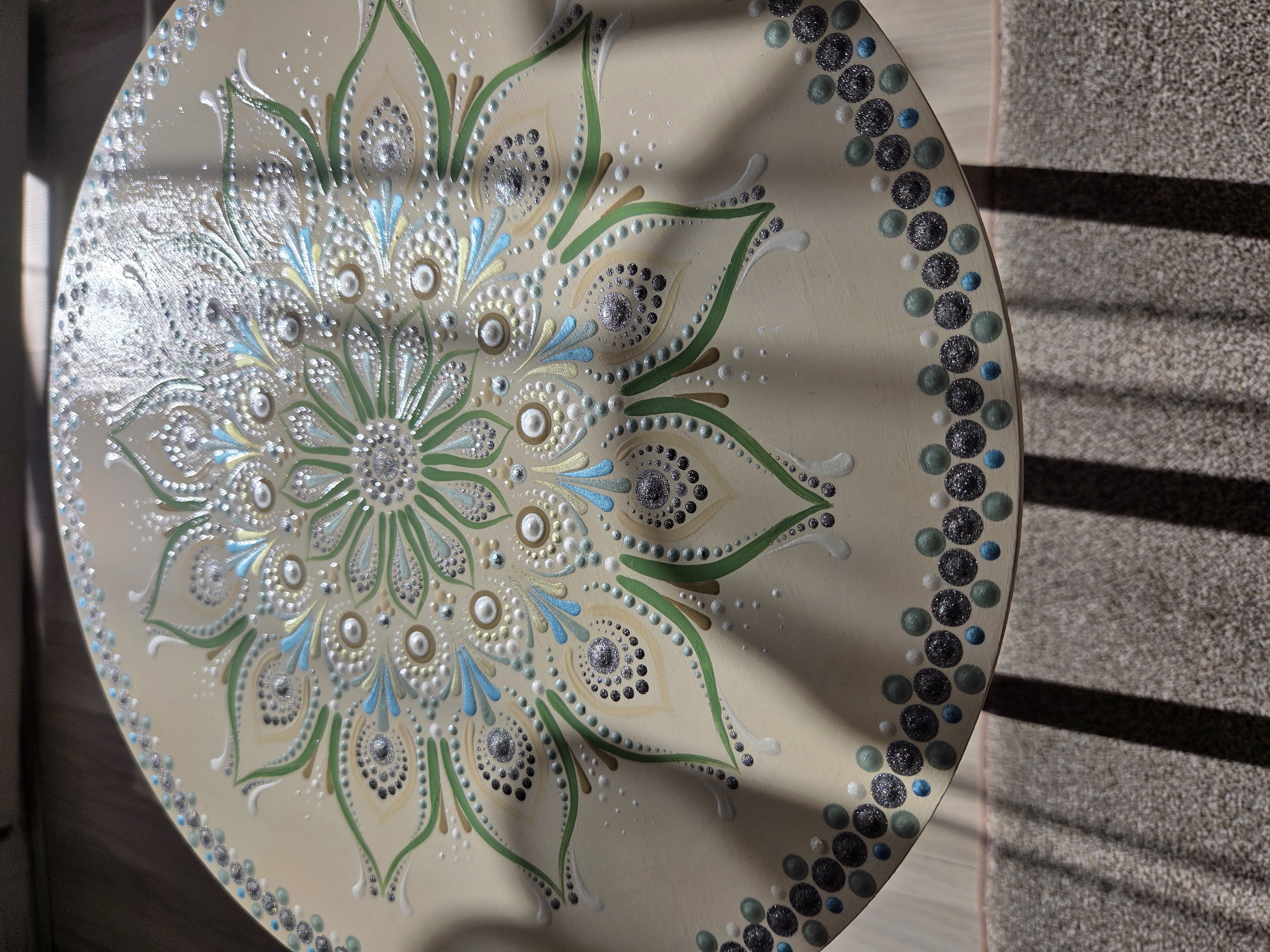 Kézzel festett mandalás asztalka - 35×35 cm-es dekorációs asztal