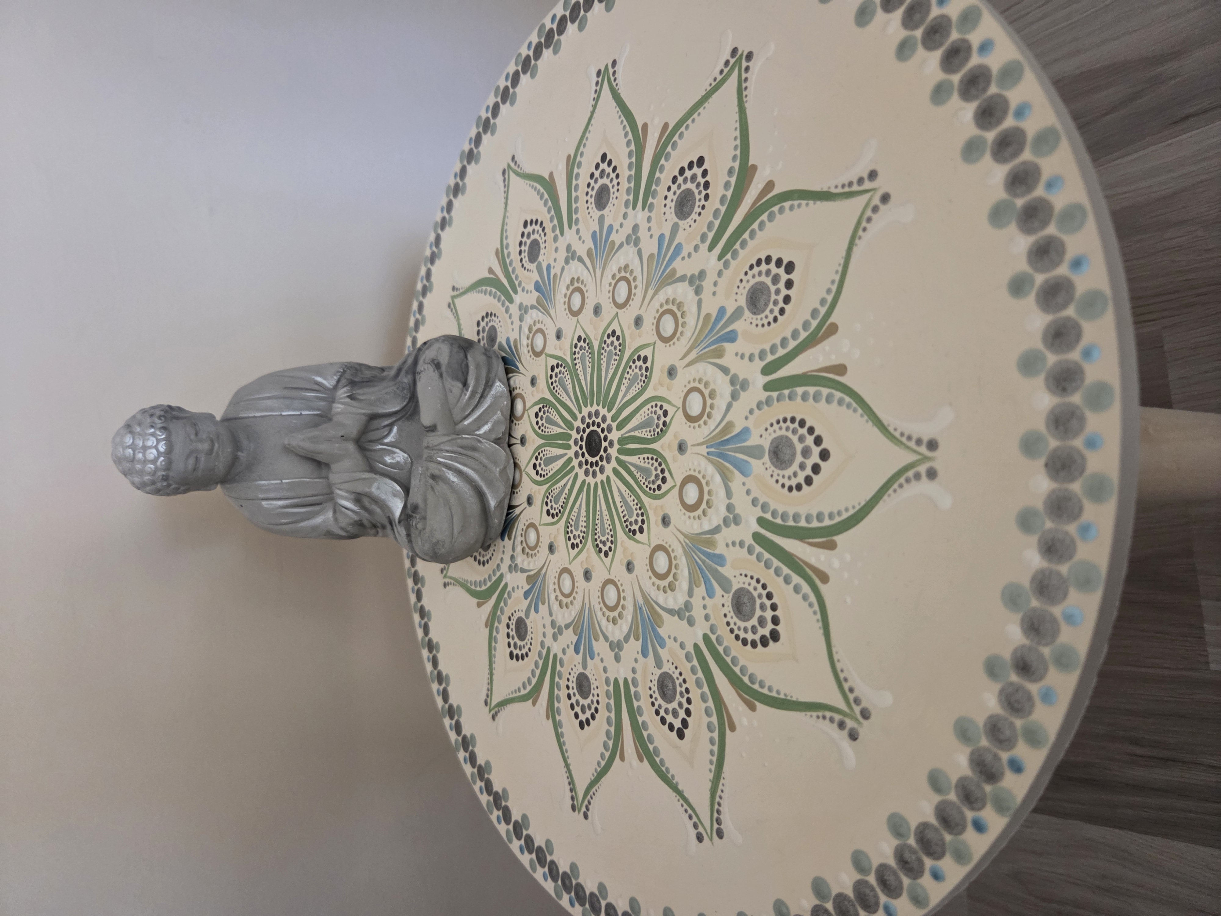 Kézzel festett mandalás asztalka - 35×35 cm-es dekorációs asztal