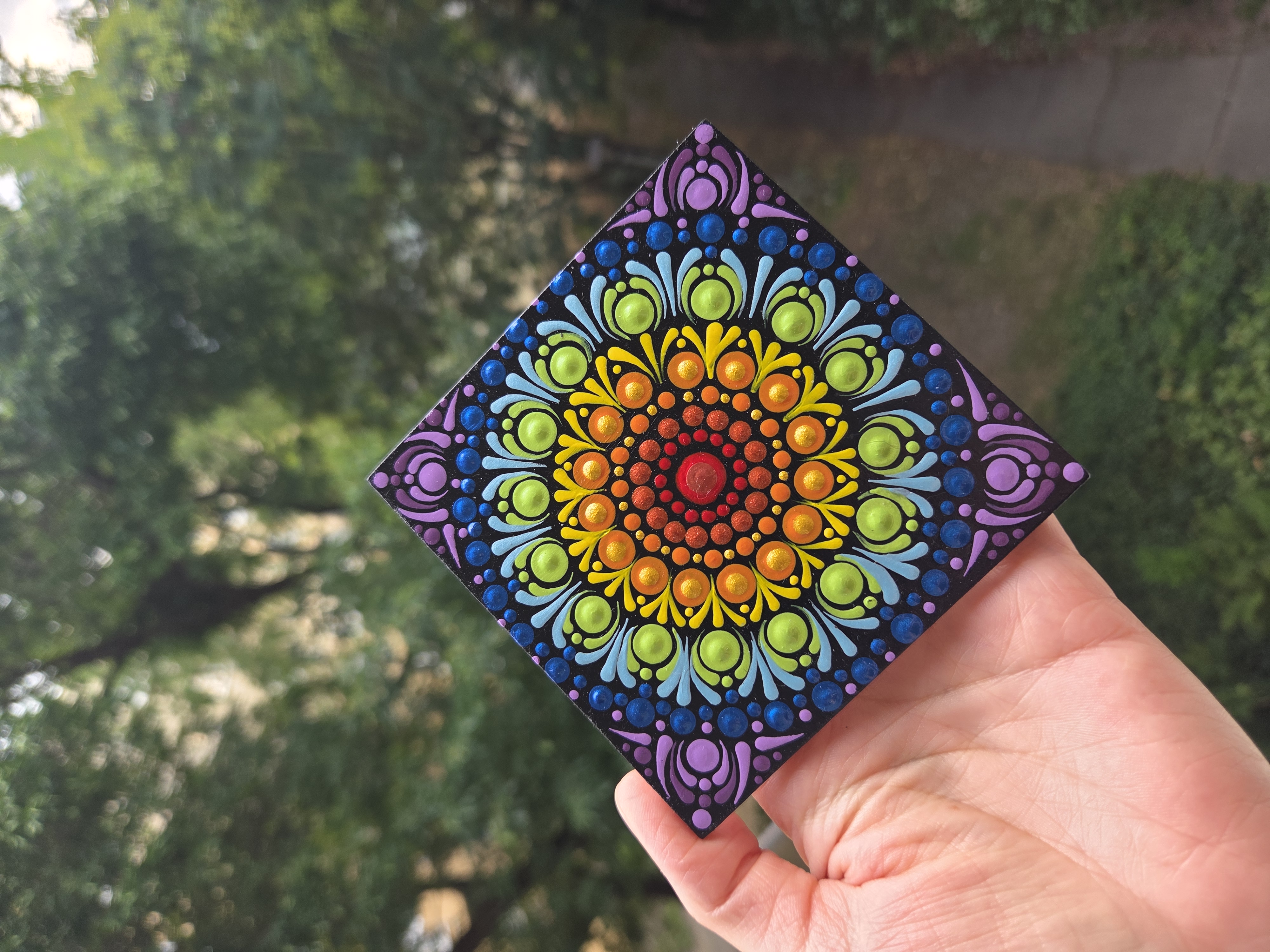 Csakra hűtőmágnes - kézzel festett, egyedi mandala 10×10 cm