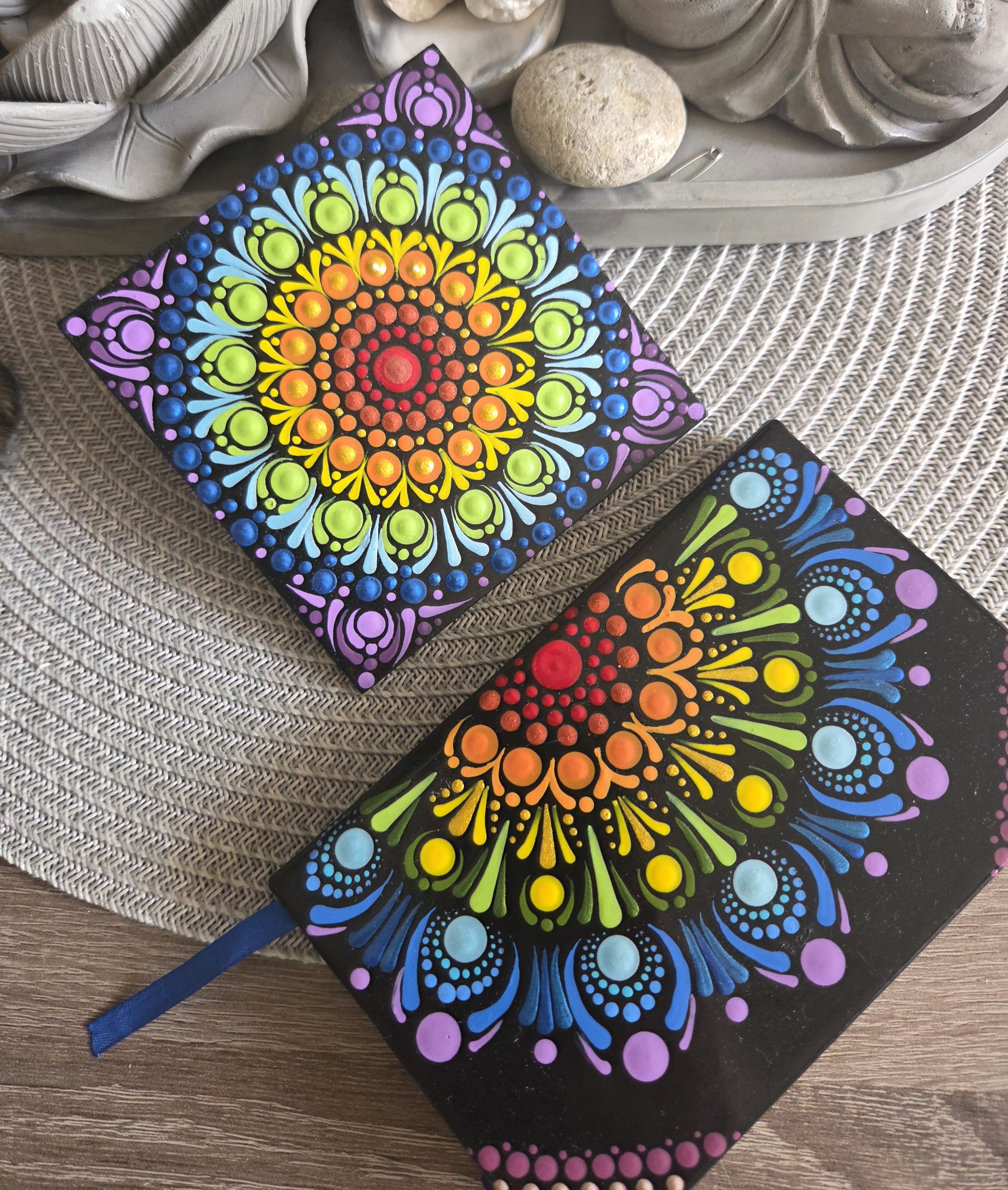 Csakra hűtőmágnes - kézzel festett, egyedi mandala 10×10 cm