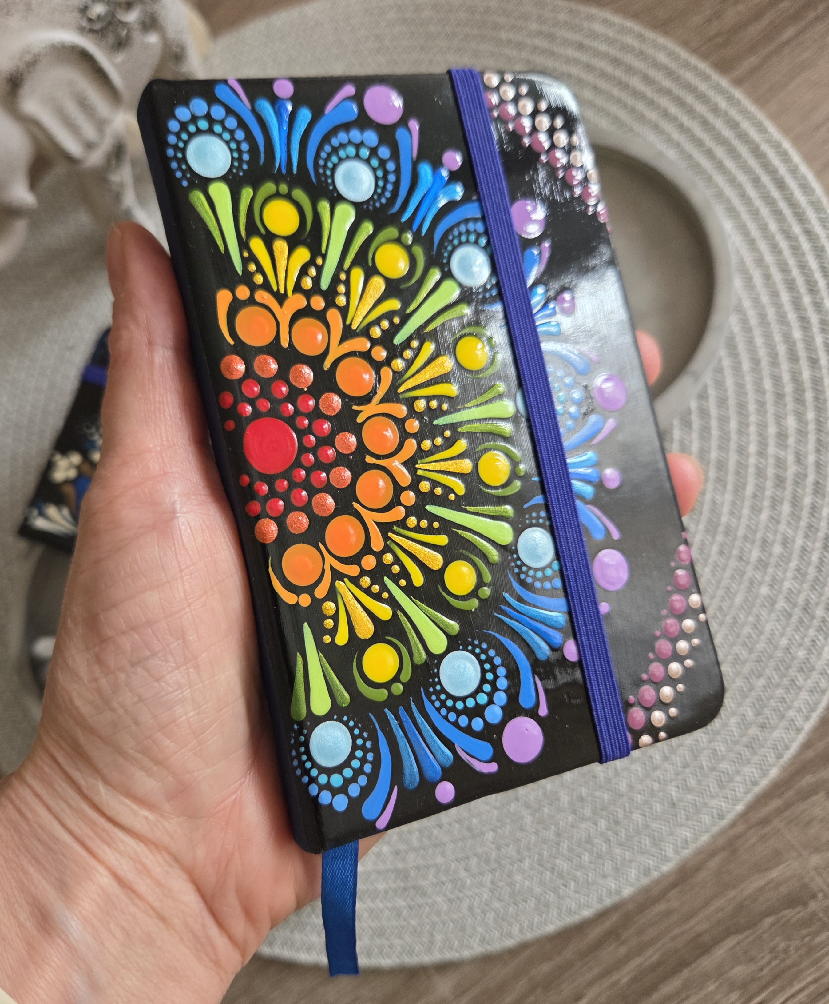 Csakra mandala notesz 9×14 cm - kézzel díszített, egyedi jegyzetfüzet