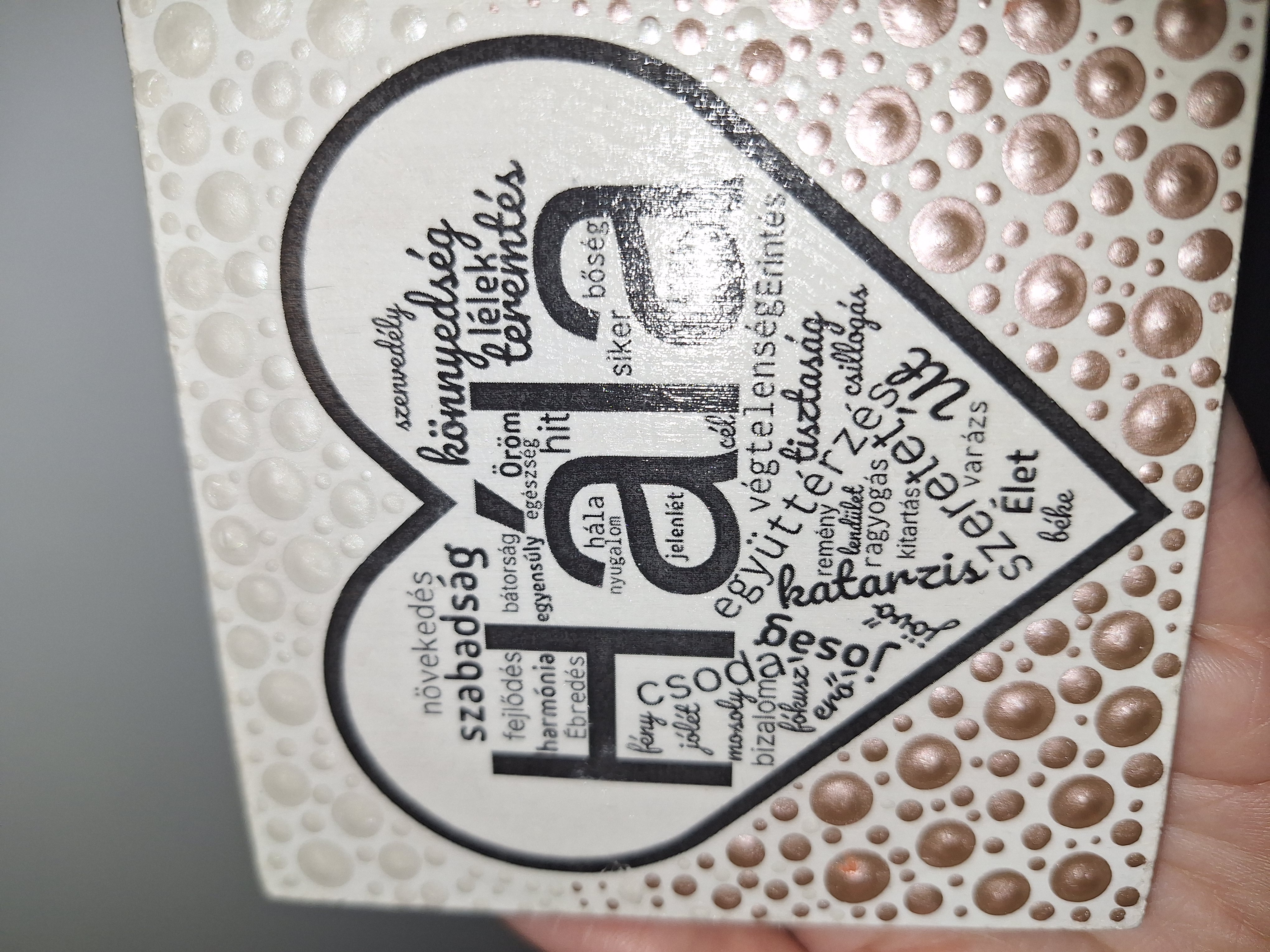 Hála hűtőmágnes - kézzel festett, elegáns fa ajándék 10×10 cm