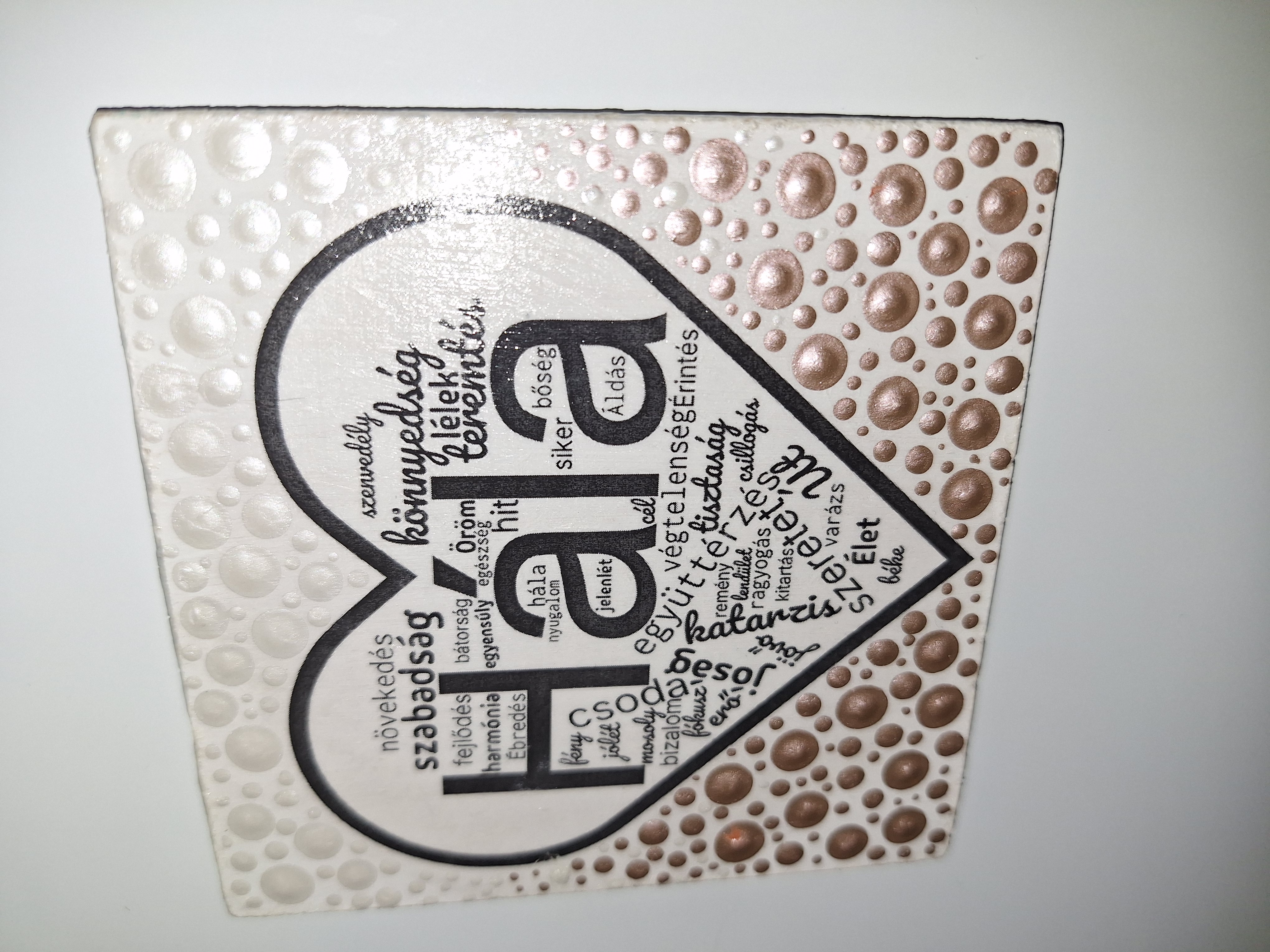 Hála hűtőmágnes - kézzel festett, elegáns fa ajándék 10×10 cm