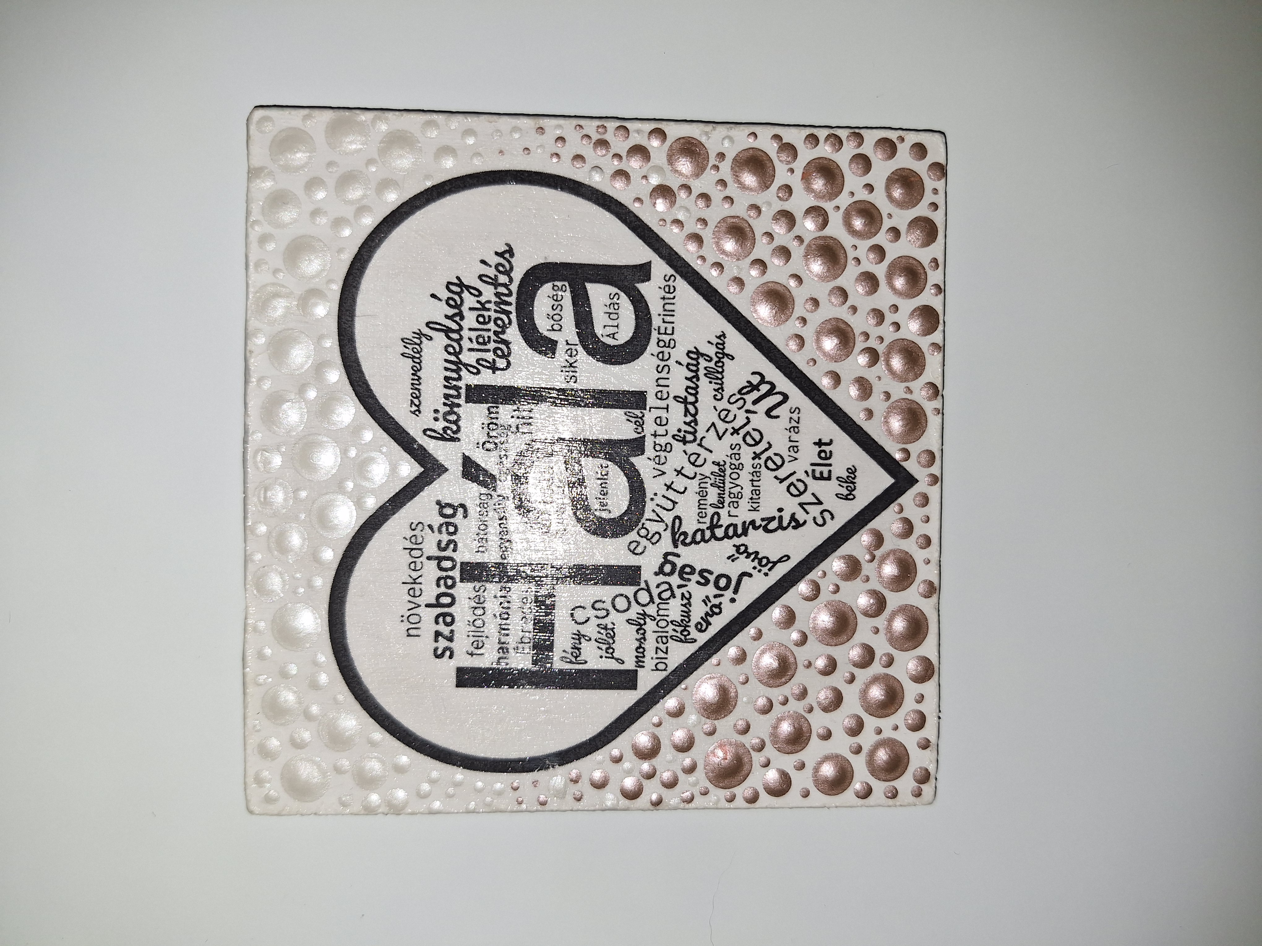 Hála hűtőmágnes - kézzel festett, elegáns fa ajándék 10×10 cm