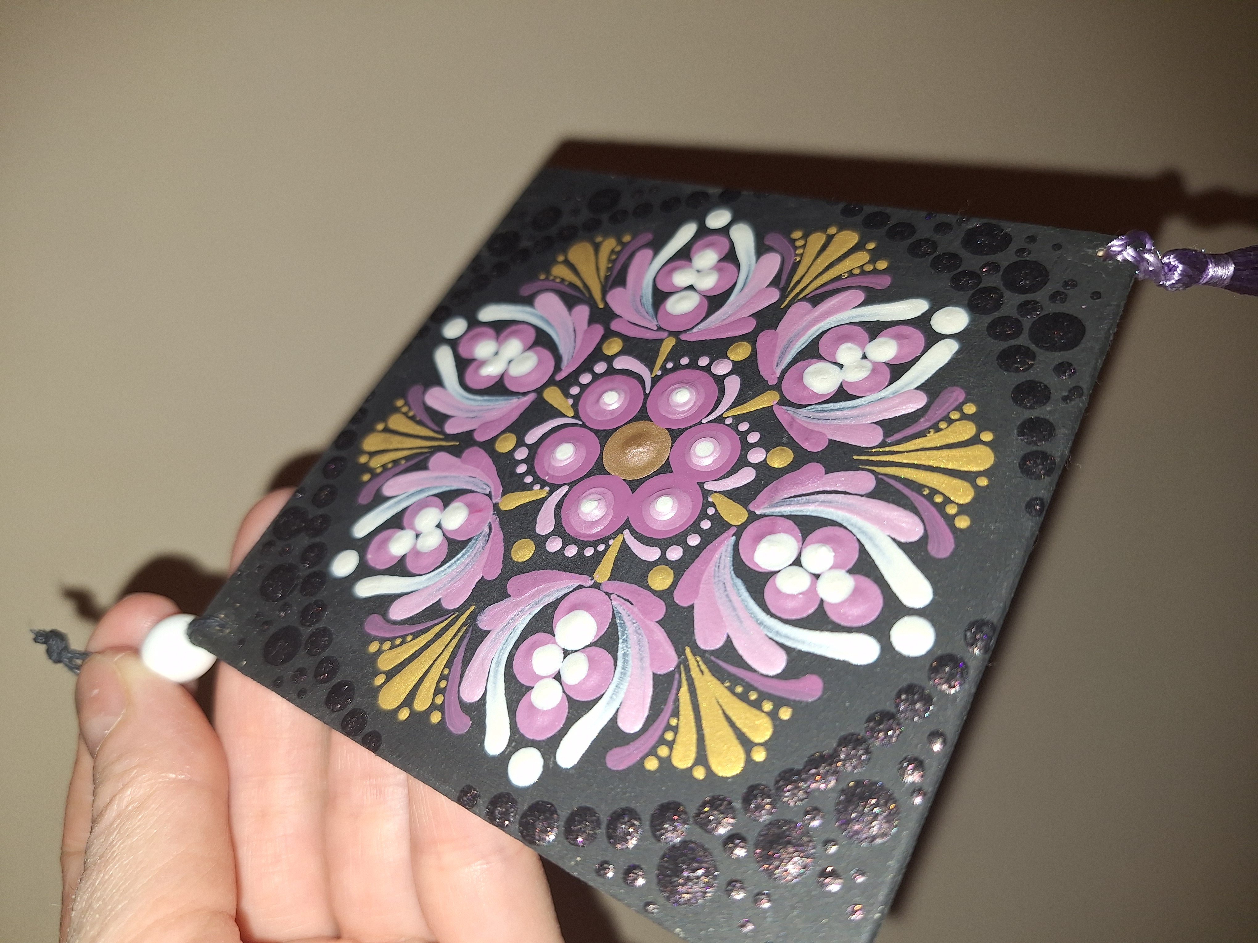 Arany-mályva mini mandala - kézzel festett, akasztós falap 10×10 cm